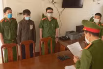 Mẹ “nhí” đi làm hộ khẩu cho con, bố lập tức bị bắt