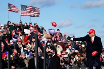 Nhìn lại ngày tranh cử cuối bận rộn của ông Trump-Biden trước giờ “G”