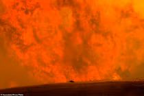 California chìm trong biển lửa vì cháy rừng, cả nghìn người vội sơ tán