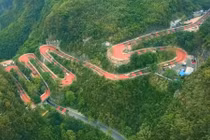 Choáng ngợp cung đường 13 khúc cua tựa “rắn cạp nong” ôm núi