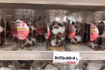 Loạt món hàng kỳ quặc bán ở siêu thị khiến khách hàng lú não