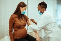Lý do bác sĩ hàng đầu khuyên thai phụ tiêm vắc xin COVID-19 ngay