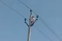 Bị phản đối “đi bước nữa”, cụ ông trèo cột điện dọa tự tử