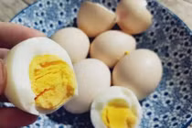 Luộc trứng, nước sôi hay lạnh đều không đúng, hãy nhớ 4 điểm này