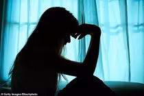 Thiếu nữ bị chuốc thuốc mê, cưỡng bức tập thể suốt 8 ngày