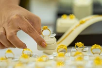 Giá vàng hôm nay 8/8: Áp lực nặng nề, vàng vẫn khó vượt mốc