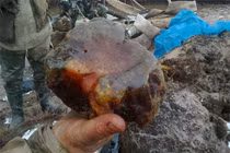 Đổi đời chỉ sau một đêm nhờ viên đá lạ, anh nông dân khiến cả làng sôi sục