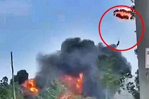 Khoảnh khắc chiến đấu cơ Trung Quốc lao xuống đất và phát nổ