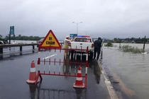 Video: Nước lũ đã băng qua Quốc lộ 1 ở Quảng Nam