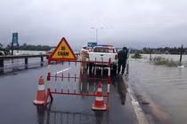 Video: Nước lũ đã băng qua Quốc lộ 1 ở Quảng Nam