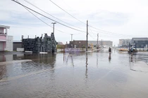 Toàn cảnh bão Henri đổ bộ vào Mỹ, phố biến thành sông