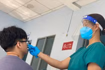 Cấm F0 ra khỏi nhà là không còn phù hợp