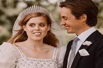 Ảnh hiếm hôn lễ bí mật của cháu gái Nữ hoàng Anh Elizabeth II