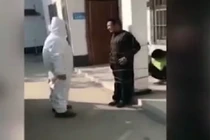 Giữa đại dịch virus corona, người đàn ông bị trói vào cột vì không đeo khẩu trang