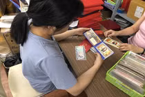 Nhiều loại tiền độc đáo ra chợ ngày cận Tết