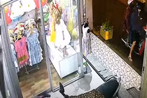 Video: Chủ cửa hàng phát hiện kẻ gian trộm xe ở TP.HCM