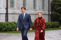 Phu nhân Thủ tướng Canada nhiễm Covid-19 sau khi thăm Anh