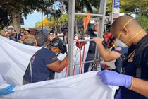 Giải cứu người phụ nữ “không mảnh vải che thân” mắc kẹt dưới cống