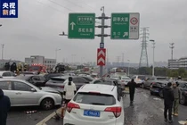 Hơn 100 ô tô đâm liên hoàn ở Trung Quốc