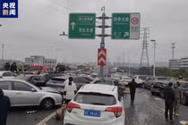 Hơn 100 ô tô đâm liên hoàn ở Trung Quốc