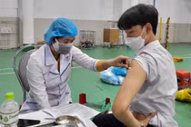 Nam sinh tiêm liên tiếp 2 mũi vắc xin trong vòng 10 phút