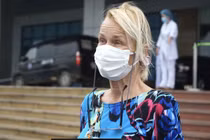 Bệnh nhân nước ngoài mắc COVID-19 được chữa khỏi xúc động cảm ơn Việt Nam