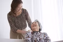 Con dâu đưa mẹ chồng và bố ruột đến nơi đăng ký kết hôn đúng Valentine 