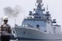 Cận cảnh tàu chiến tàng hình của Ấn Độ vừa đến thăm TP HCM