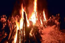 Con gái nhảy vào giàn thiêu khi hỏa táng cha