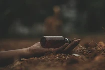 Chị bỏ trốn theo người yêu, em gái uống thuốc độc tự tử