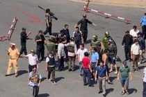 Lính bắn tỉa được điều đến vây bắt kẻ cướp tiệm vàng