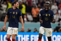 Cầu thủ Pháp uống trà gừng và mật ong chống cúm