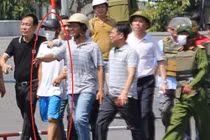 Nghi phạm cướp tiệm vàng buông súng sau khi gặp Phó Giám đốc Công an tỉnh