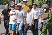 Nghi phạm cướp tiệm vàng buông súng sau khi gặp Phó Giám đốc Công an tỉnh