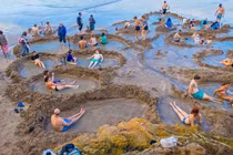 Bãi biển kỳ lạ, du khách đào hố ngâm nước nóng ngay trên bờ