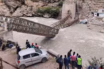 Lở đất đánh sập cầu ở Ấn Độ, nhiều người tử nạn