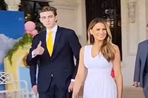 Loạt ảnh mới gây sốt về cậu út điển trai nhà ông Trump