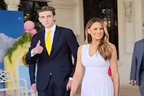 Loạt ảnh mới gây sốt về cậu út điển trai nhà ông Trump