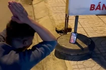 Nhậu đến đêm, người đàn ông bất lực gọi sửa xe và khấn