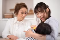 Mẹ chồng tặng hộp bánh trung thu, mở ra tôi sững người vì...