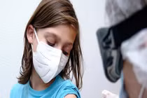 Lưu ý khi tiêm vaccine COVID-19 cho trẻ mắc bệnh tim mạch