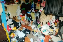 Bé 10 tuổi bị mẹ “nhốt” trong nhà đầy gián, bỏ đói nhiều ngày