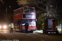 Nữ sinh bị xe tông tử vong khi mải xem điện thoại, đeo tai nghe lúc sang đường