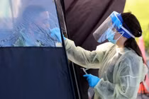 Lý do nhiều người mắc COVID-19 đến 4-5 lần