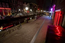 Cảnh tượng lạ ở phố đèn đỏ giữa “tâm bão” Covid-19