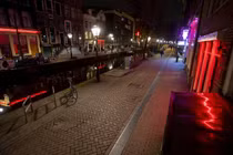 Cảnh tượng lạ ở phố đèn đỏ giữa “tâm bão” Covid-19