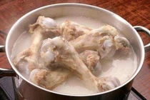 Hầm xương kiêng nhất cho 2 thứ này vào, canh nồng mùi không ngon