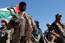 Houthi tấn công tàu Mỹ khi bị đưa trở lại danh sách khủng bố