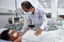 Bé trai vượt cửa tử sau một tháng chiến đấu sốt xuất huyết