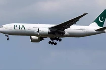 Rơi máy bay Pakistan chở hơn 100 người tại Karachi